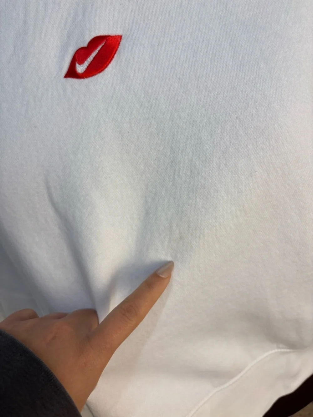Nike Kiss Embroidered Lip Logo Heart Detail White Sweatshirt Oversized XL